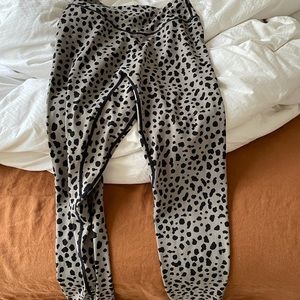Balance snow leopard leggings medium